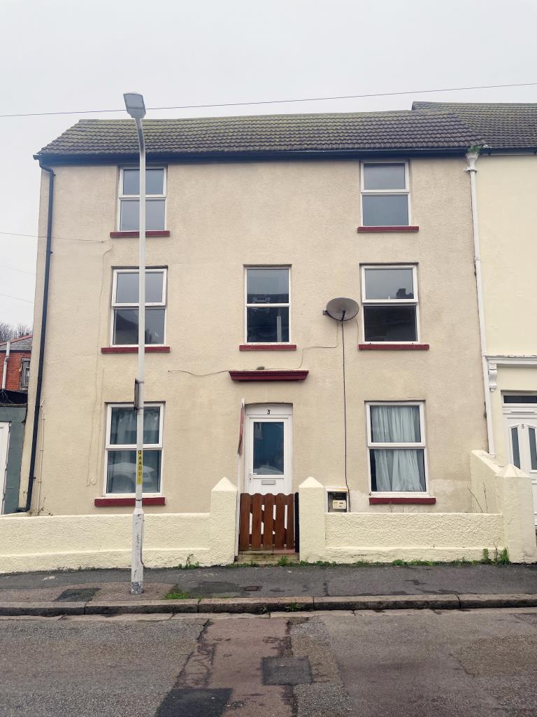 Lot: 6 - FOUR-BEDROOM PROPERTY WITH POTENTIAL - End terrace building over three floors